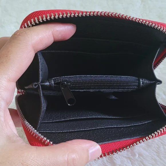 Laura Di Maggio Red❤ Zip Around Card💳 Case - NWT - Picture 3 of 16